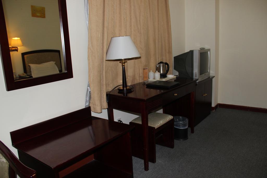 Super 8 Beijing Yizhuang Tianbao Hotel Bagian luar foto